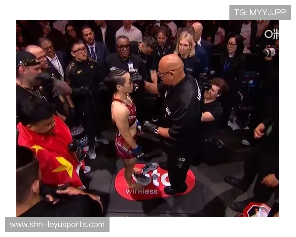 UFC 对峙现场摔话筒！火药味爆棚