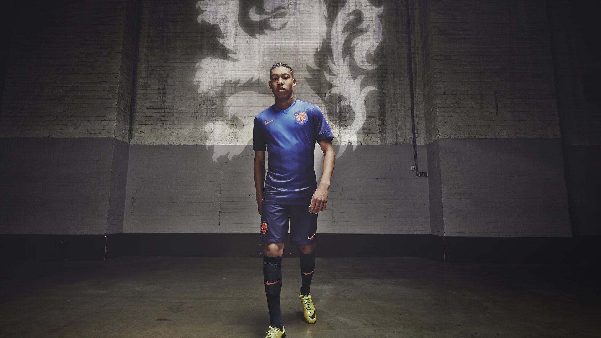 乐鱼体育app官方入口-从东伦敦工人区到温莎城堡：贝克汉姆30年逆袭的阶级跃迁密码，贝克汉姆伦敦的豪宅